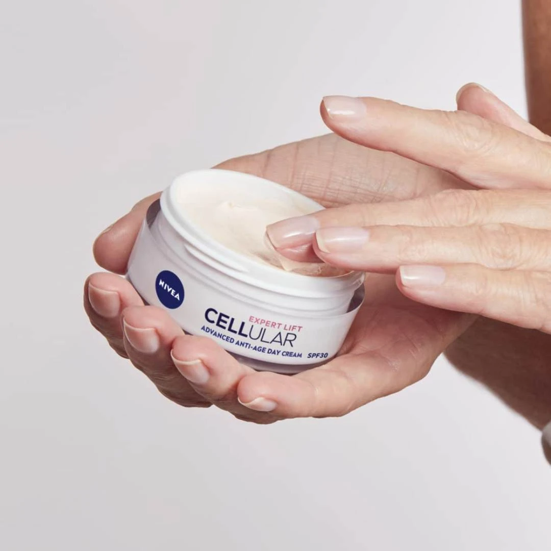 NIVEA Cellular Lift Expert Dnevna Krema sa Bakučiolom i Hijaluronom za Zatezanje Kože Lica i Lifting Lica 50 mL