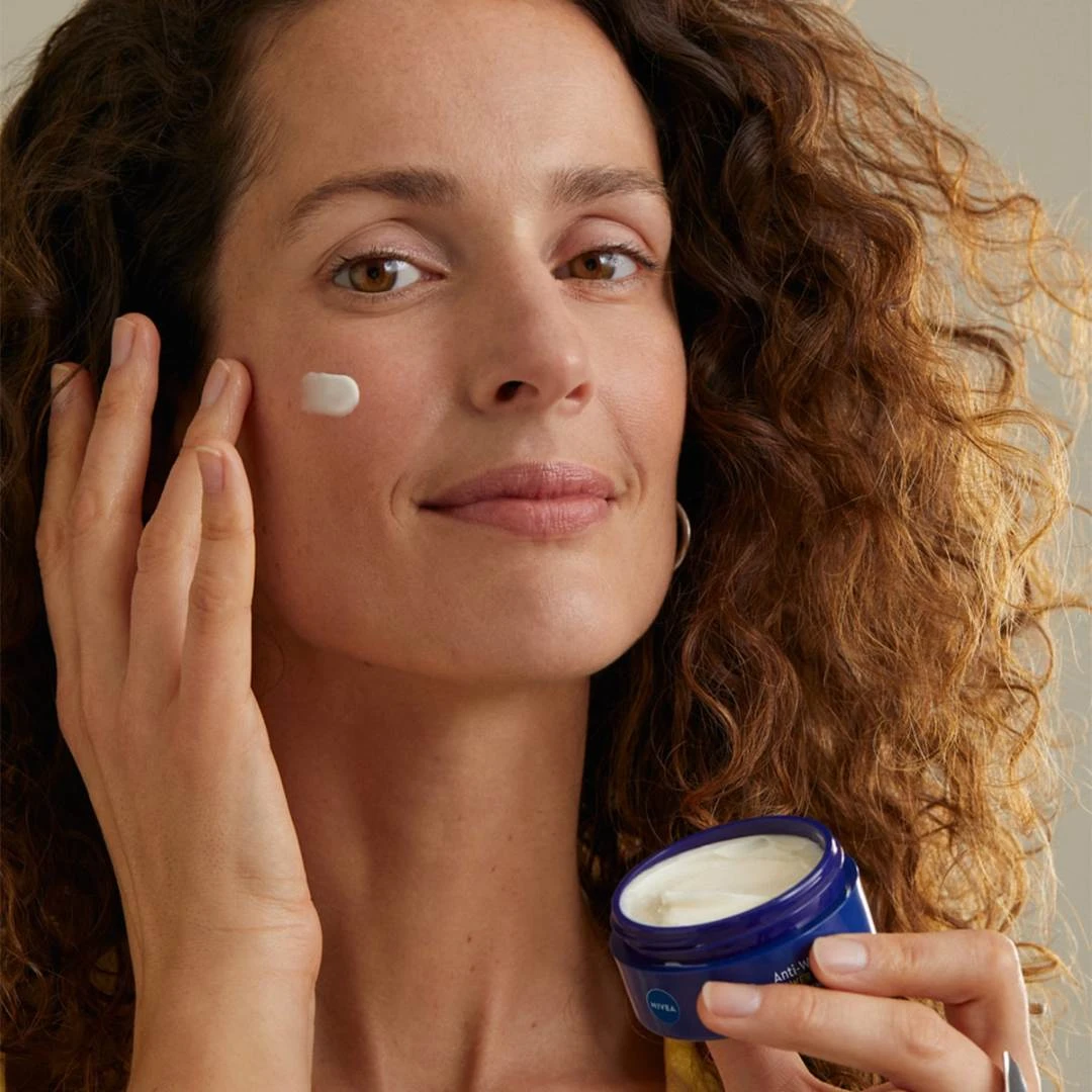 NIVEA Anti-Wrinkle Contouring Noćna Krema Protiv Bora Za Poboljšanje Kontura Lica 65+ 50 mL