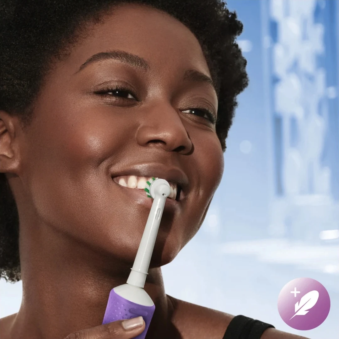 Oral-B® VITALITY PRO Električna Četkica za Zube Poklon Set i Držač od Bambusa za Mobilni Telefon 